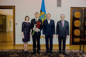 Noore teadlase preemiat vastu võtmas. Vasakult Lea Tempel, Elmo Tempel, Eesti Vabariigi President Toomas Hendrik Ilves ja preemia rahastaja, ettevõtja Väino Kalda. (Foto: Jelena Rudi/Presidendi Kantselei).