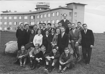 Astronoomid 1967. aastal. Istuvad vasakult Ürgo Ibrus, Tõnu Viik, ???? Maripuu, Enn-Märt Maasik ja Tõnu Kipper. Seisavad vasakult Jaan Einasto, Rein Laigo, Sirje Kuningas (Elango), Jaan Ojaste, Milvi Ilmas, Tatjana Feklistova, Margit Kipper, Ilse Kuusik, Izold Pustõlnik, Heino Albo ja Charles Villmann. Tagareas vasakult Undo Uus, Uno Veismann, Arved Sapar, Leo Sorgsepp, Riho Koppel, Kalju Eerme ja Lauri Luud.